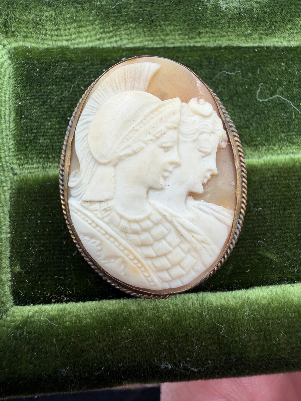 Venus and Mars cameo set in a yellow gold frame brooch/pendant